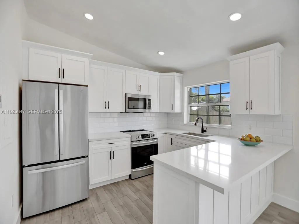 Miami, Florida 33183, United States, 2 Bedrooms Bedrooms, ,2 BathroomsBathrooms,Residential,Pending,250340