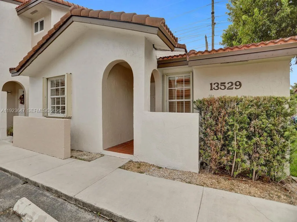 Miami, Florida 33183, United States, 2 Bedrooms Bedrooms, ,2 BathroomsBathrooms,Residential,Pending,250340