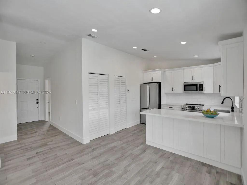 Miami, Florida 33183, United States, 2 Bedrooms Bedrooms, ,2 BathroomsBathrooms,Residential,Pending,250340