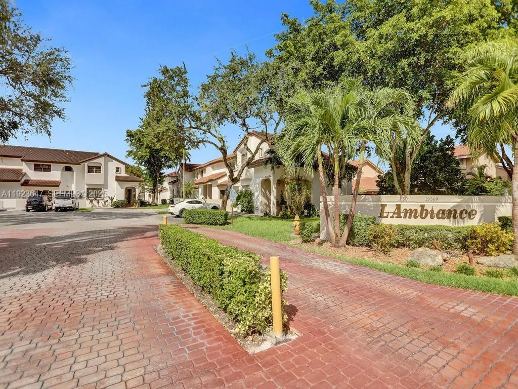 Miami, Florida 33183, United States, 2 Bedrooms Bedrooms, ,2 BathroomsBathrooms,Residential,Pending,250340