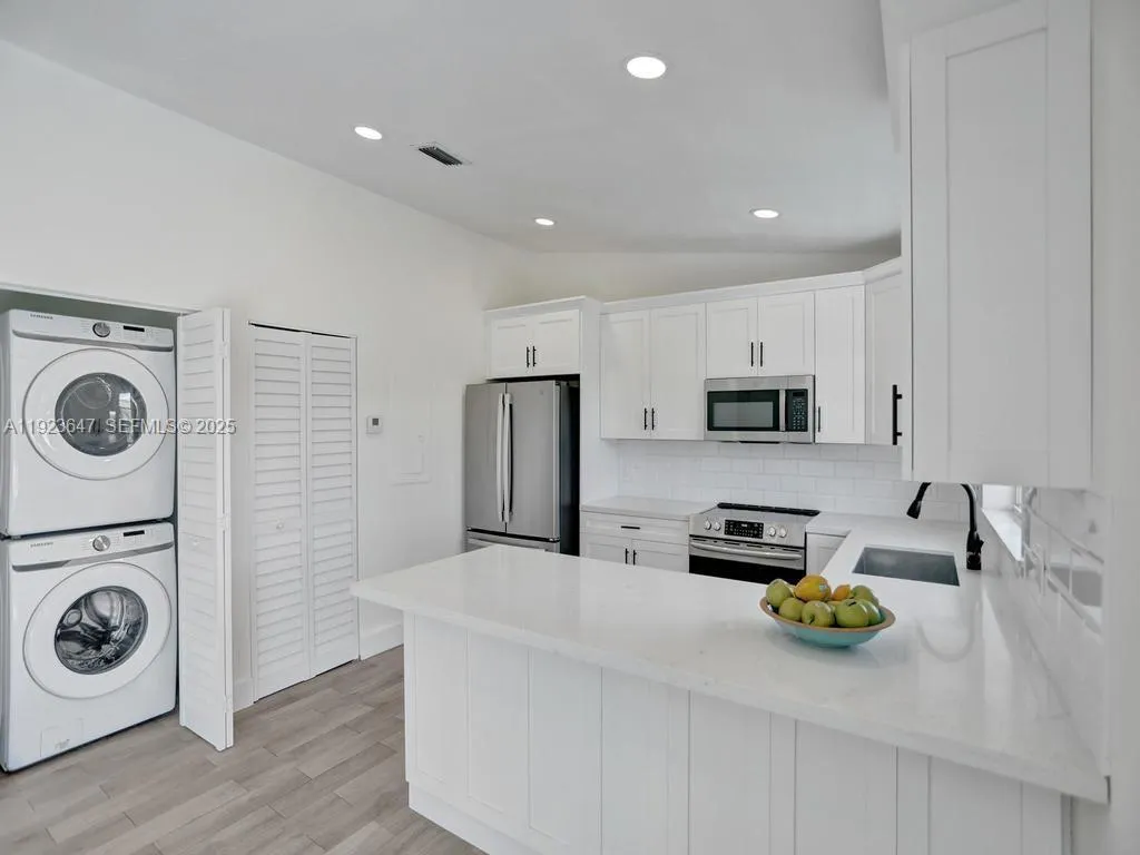 Miami, Florida 33183, United States, 2 Bedrooms Bedrooms, ,2 BathroomsBathrooms,Residential,Pending,250340