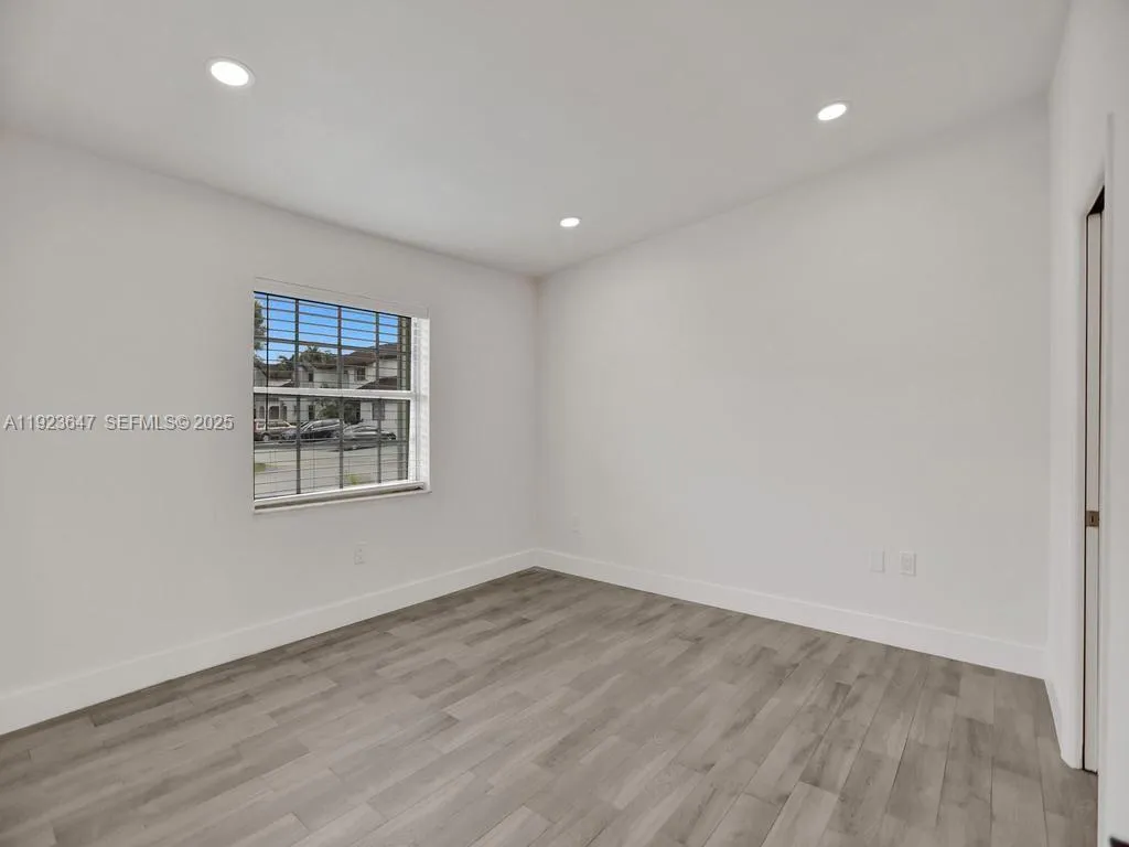 Miami, Florida 33183, United States, 2 Bedrooms Bedrooms, ,2 BathroomsBathrooms,Residential,Pending,250340