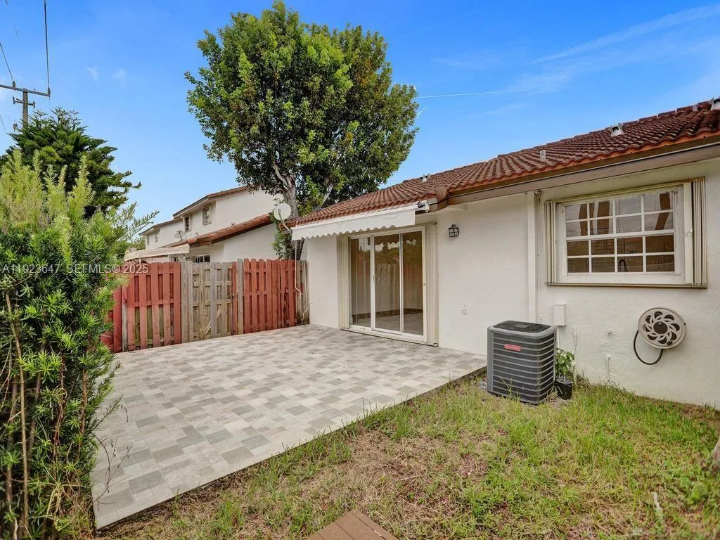 Miami, Florida 33183, United States, 2 Bedrooms Bedrooms, ,2 BathroomsBathrooms,Residential,Pending,250340