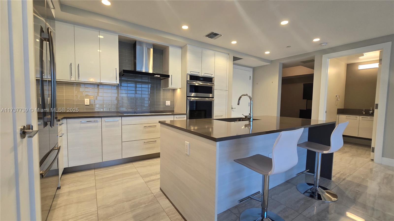 100 LAS OLAS CONDO - Residential