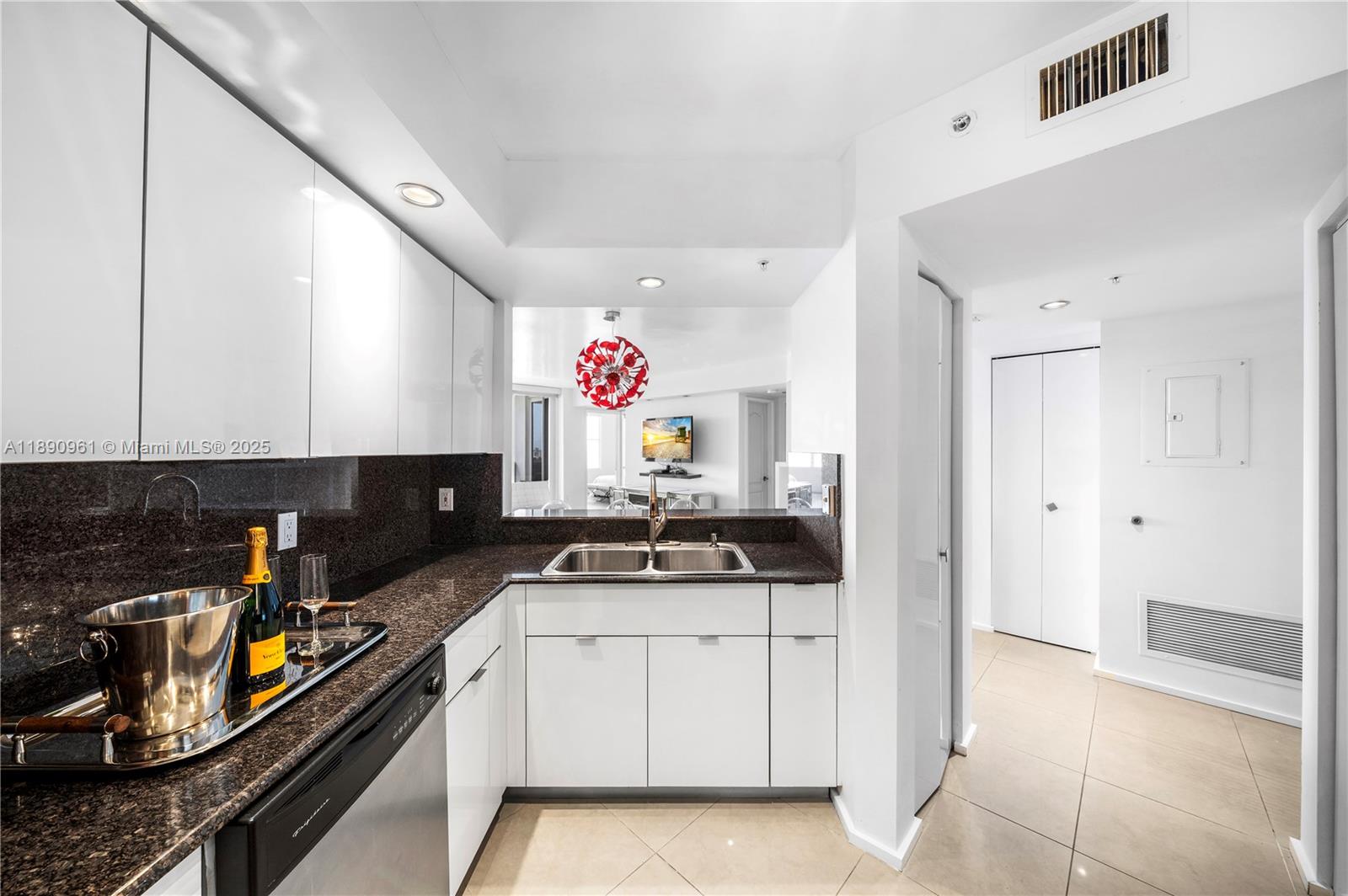SUNSET HARBOUR NORTH COND - Residential