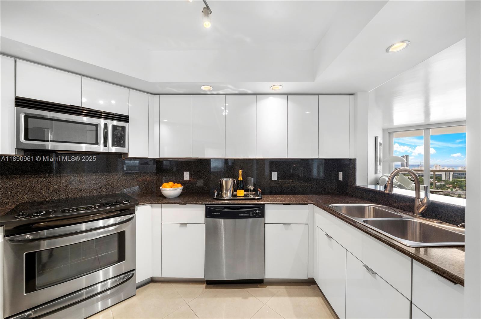 SUNSET HARBOUR NORTH COND - Residential