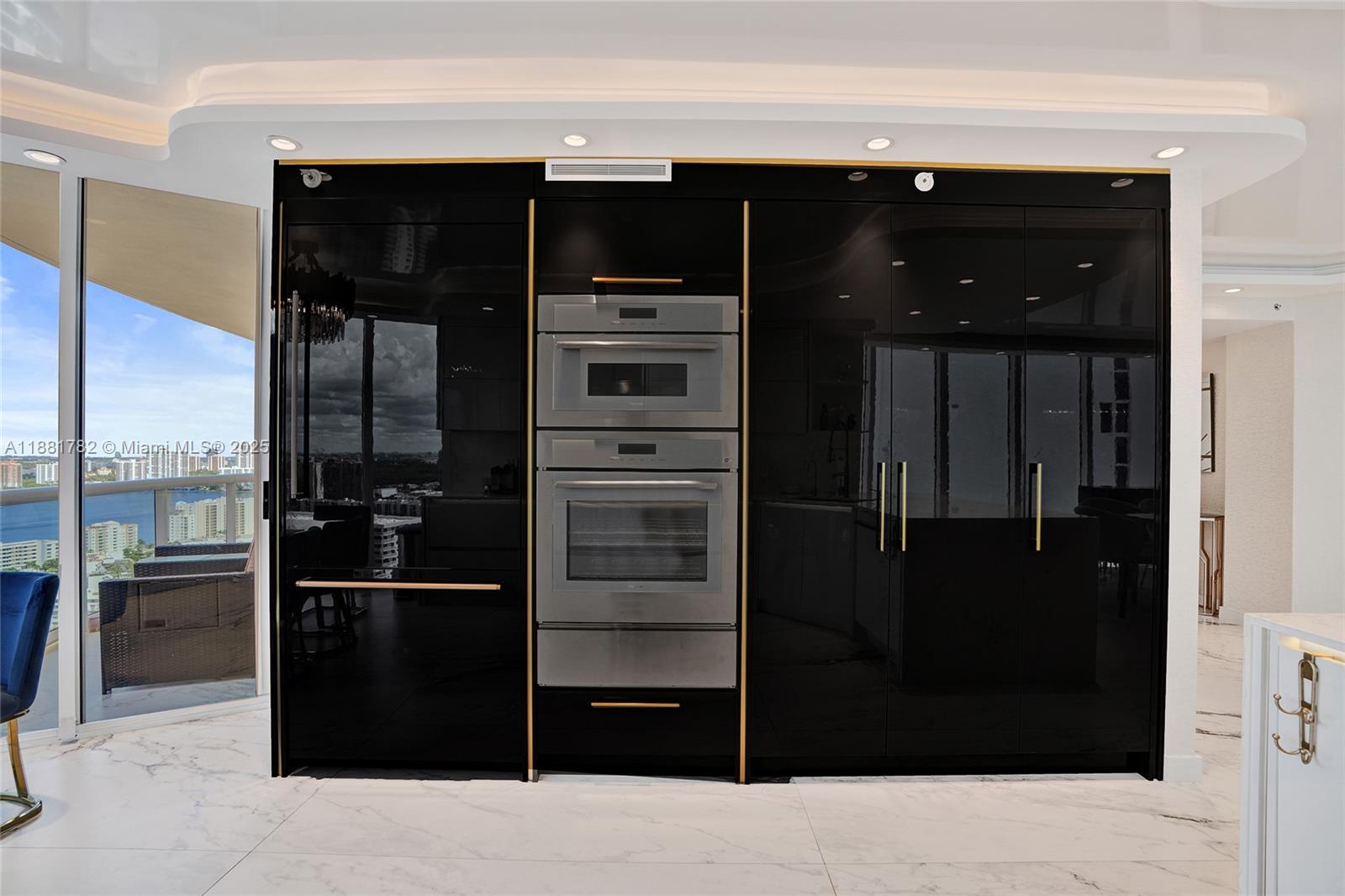 THE PINNACLE CONDO - Residential