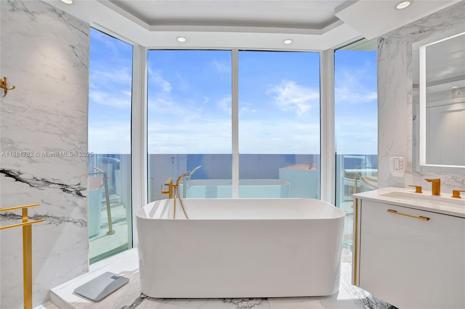 THE PINNACLE CONDO - Residential