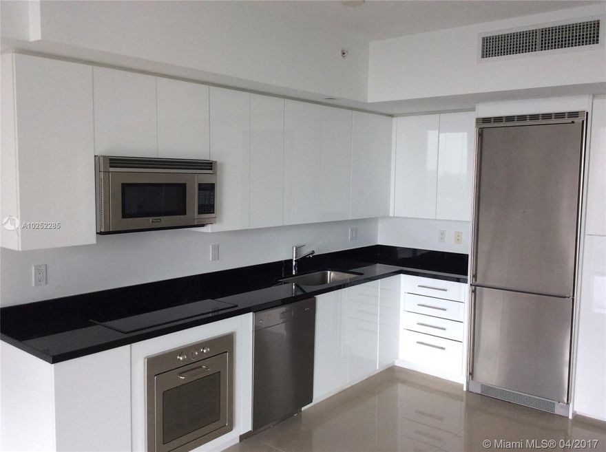 Beautiful apartment 1/1, New York Style, Modern feel, Open Italian Kitchen with Stainless Steel appliances. Building with 5 Star amenities: Gym & Spa, Pool, Business center, Elegant lobby. Great location, enjoy River-Brickell Lifestyle.