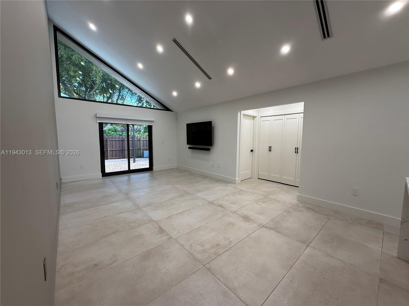 BRIAR BAY TOWNHOUSE ESTAT - Residential Lease