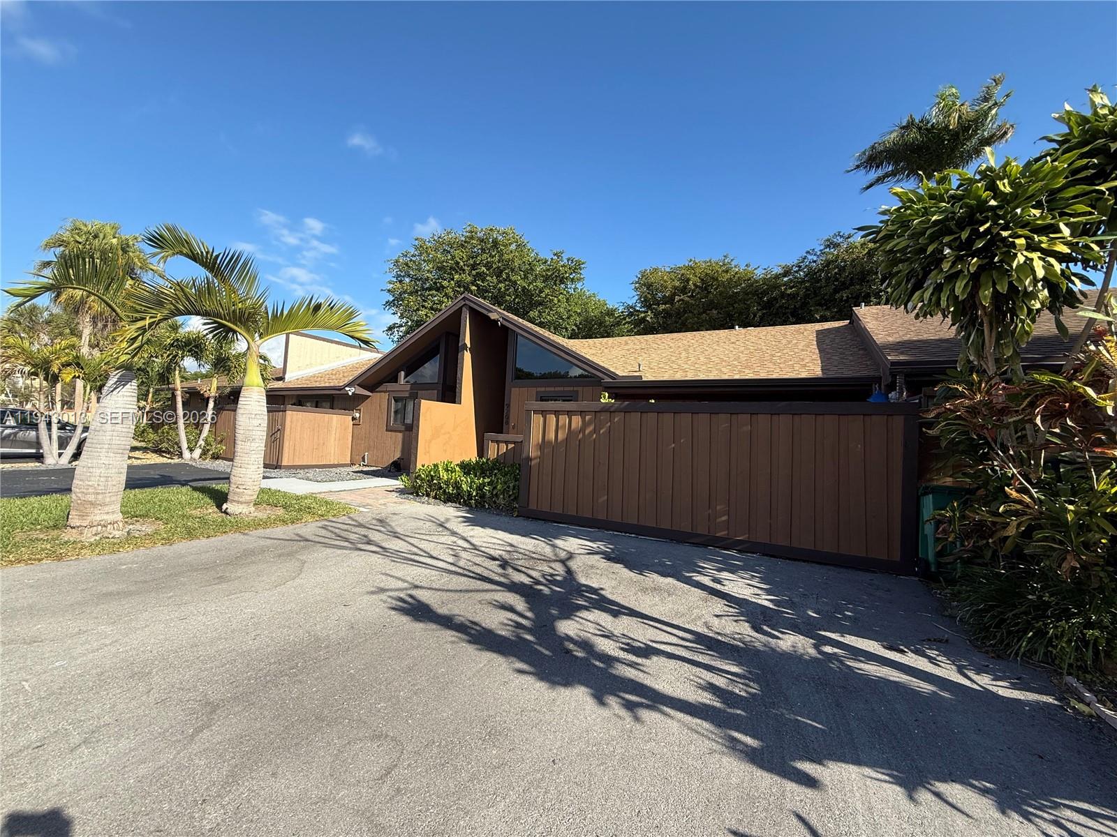 BRIAR BAY TOWNHOUSE ESTAT - Residential Lease