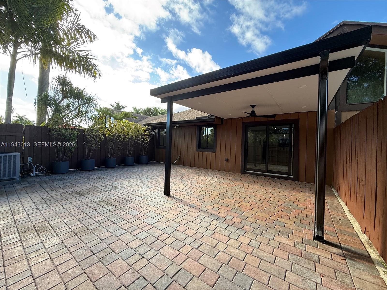 BRIAR BAY TOWNHOUSE ESTAT - Residential Lease