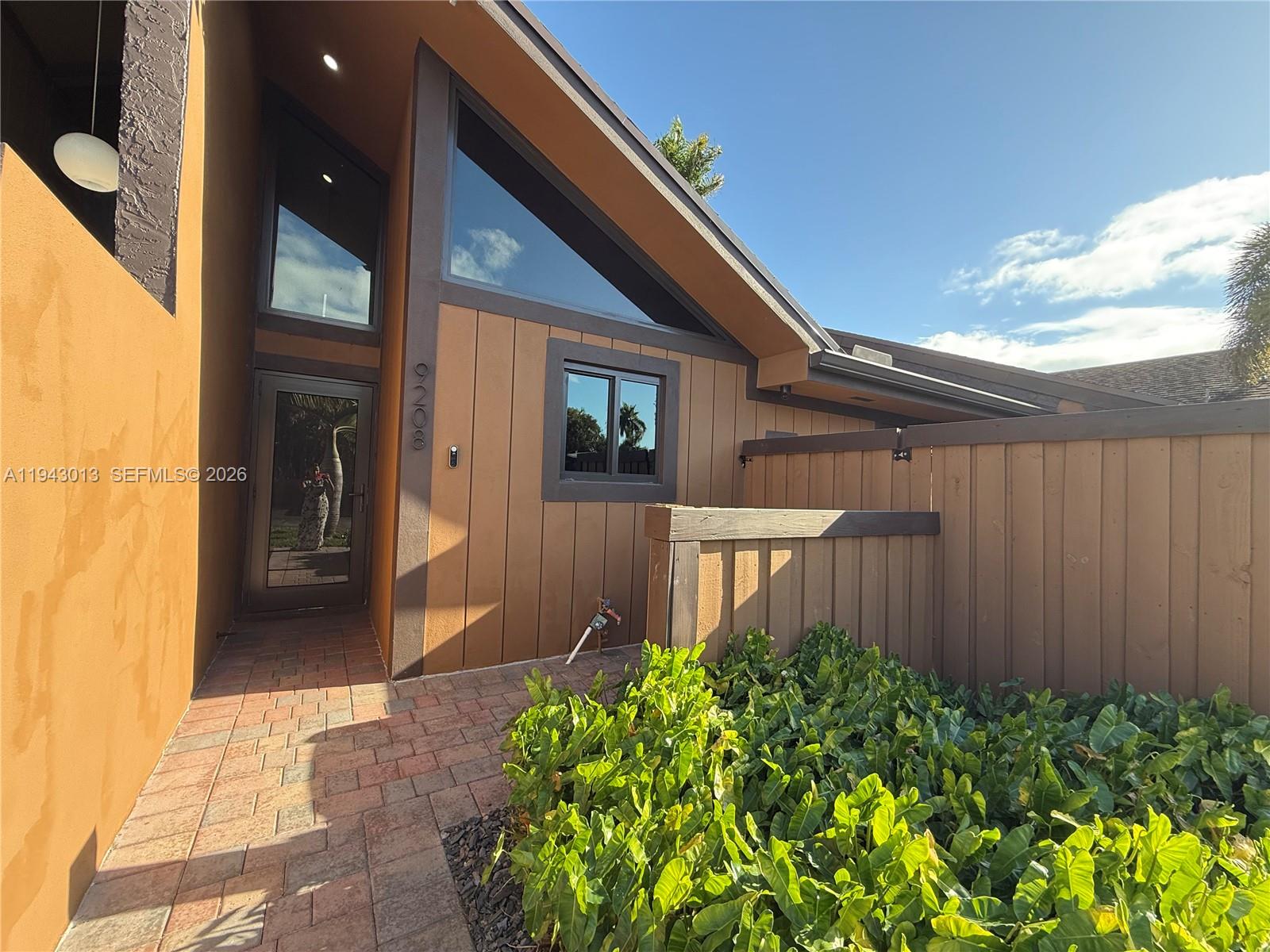 BRIAR BAY TOWNHOUSE ESTAT - Residential Lease