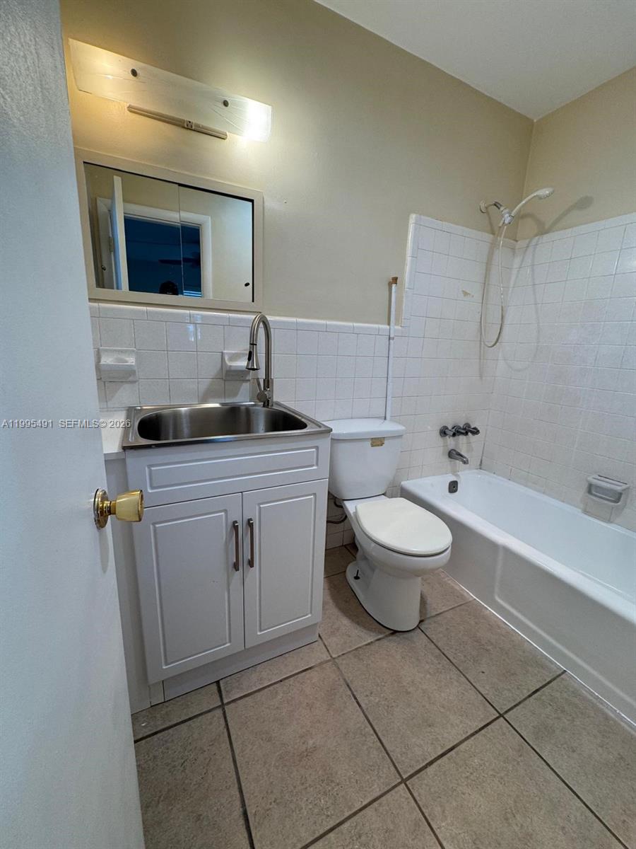 2051 NE 25th Ave 3