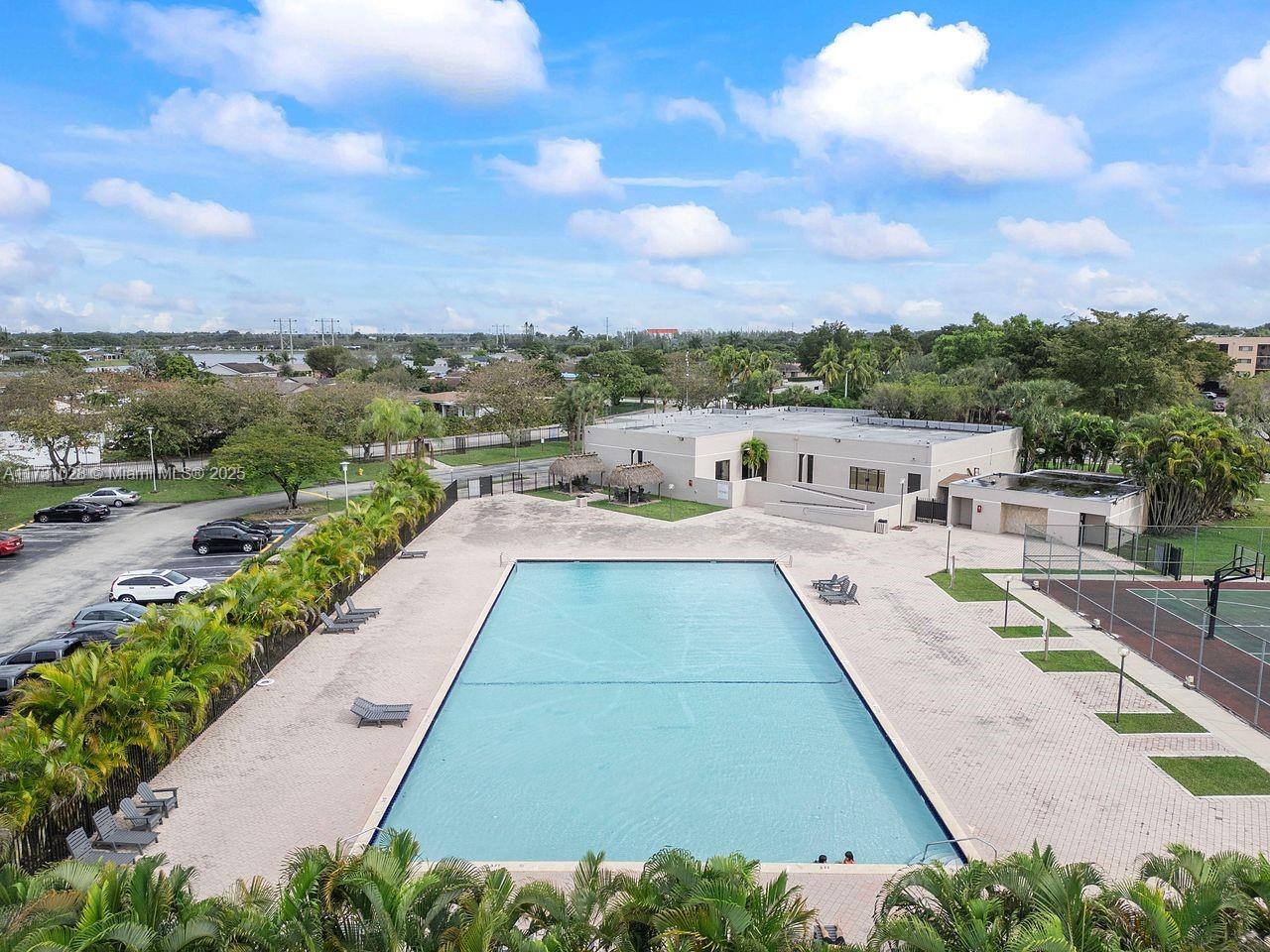 HORIZONS WEST CONDO #2 - Residential