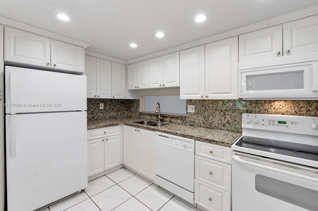 HORIZONS WEST CONDO #2 - Residential
