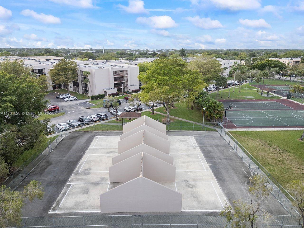 HORIZONS WEST CONDO #2 - Residential