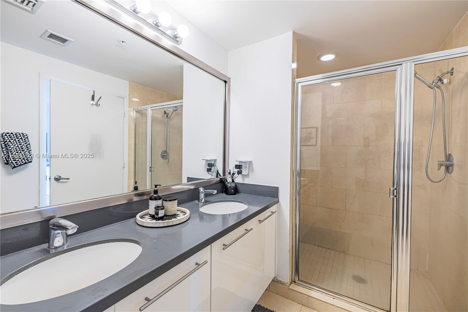 IVY CONDO - Residential