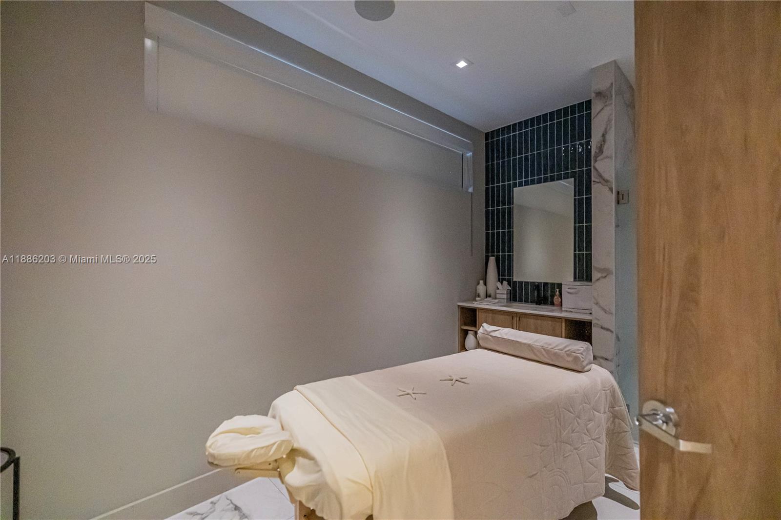 IVY CONDO - Residential