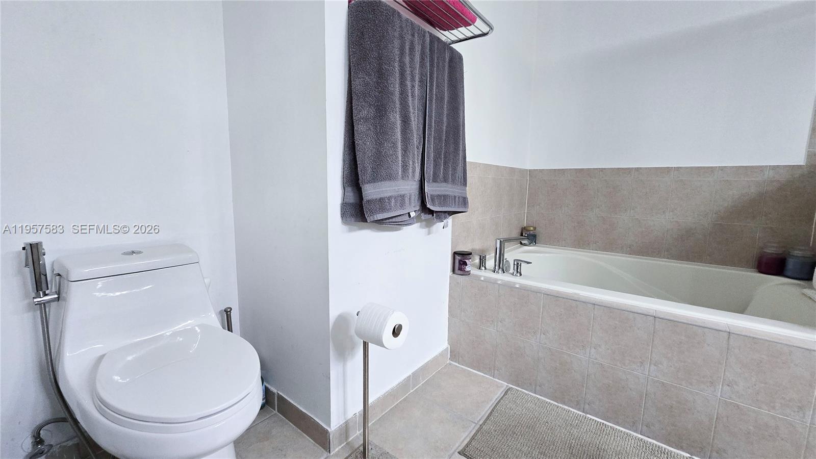 ESCADA VILLAS - Residential Lease