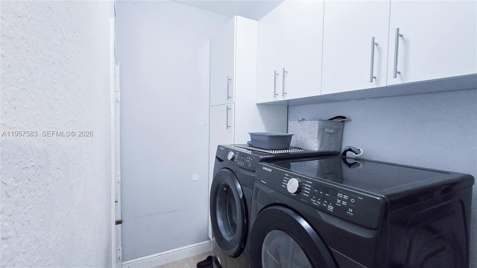 ESCADA VILLAS - Residential Lease