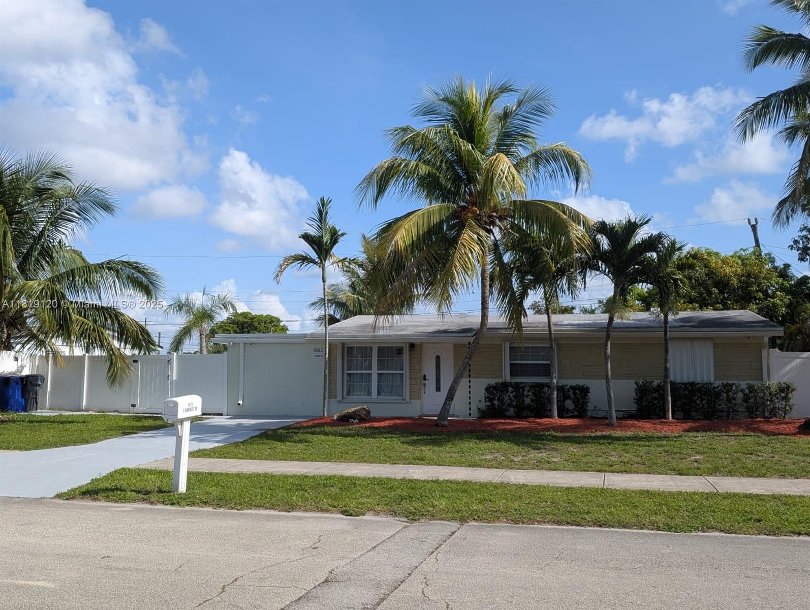 5815 S Farragut Dr, Hollywood, Broward County, Florida - 4 Bedrooms  
2 Bathrooms - 
