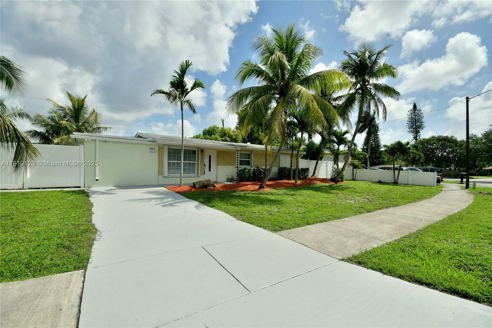 Property for Sale at 5815 S Farragut Dr, Hollywood, Broward County, Florida - Bedrooms: 4 
Bathrooms: 2  - $575,000