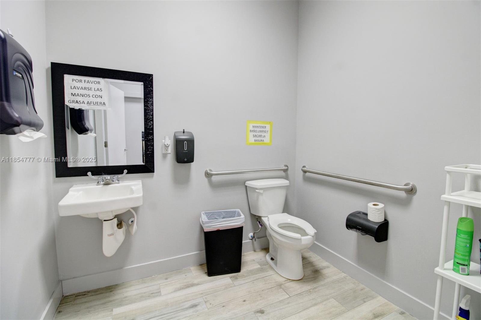 Main image without alt text