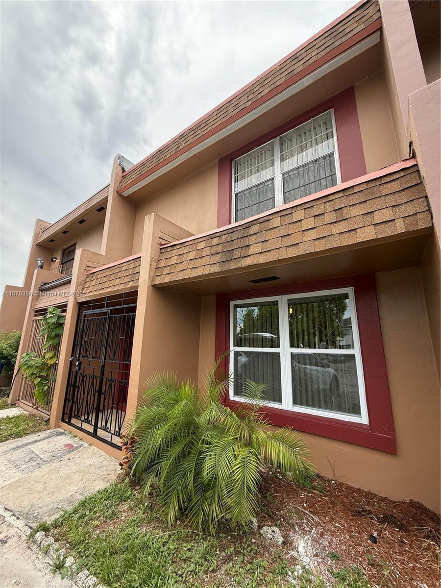 Remodeled Townhouse 2 bedrooms 2 bathrooms, with a Florida room that could be use as an additional beroom. This property is located en Leslie Estate in Miami Gardens. Price to Sell. A great starter home with low monthly maintenance. Close to shopping center, Supermarket, restaurants, situated between two large expressways, the Palmetto, and Turnpike and bus ways. Property is vacant, call listing Agent for shoing instruction