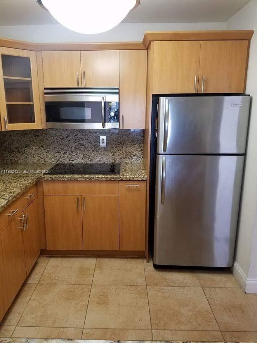Centrally located 1-bedroom, 1-bathroom lake view apartment featuring tile in the living areas and laminate wood floors in the bedroom. The kitchen is equipped with stainless steel appliances. Conveniently located near malls, shopping centers, A-rated schools, and the international airport, with easy access to major expressways and main roads. The unit is very well maintained and currently occupied by a long-term tenant willing to stay. Excellent investment opportunity.