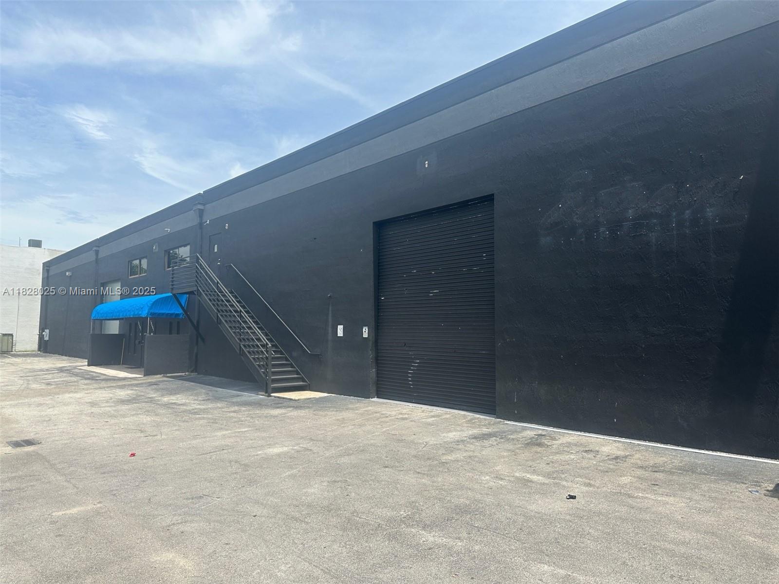 Excellent opportunity to rent 9720 sqft of warehouse in Doral, which includes 6,720 sq. ft indoor space and 2,000 sqft of outdoor area that can be used for different purposes. The property has a floor-level dock. One of the offices has a bathroom inside. 10 parking spaces. Close to MIA Airport, Free Zone, and major highways (Turnpike, 826, 836).