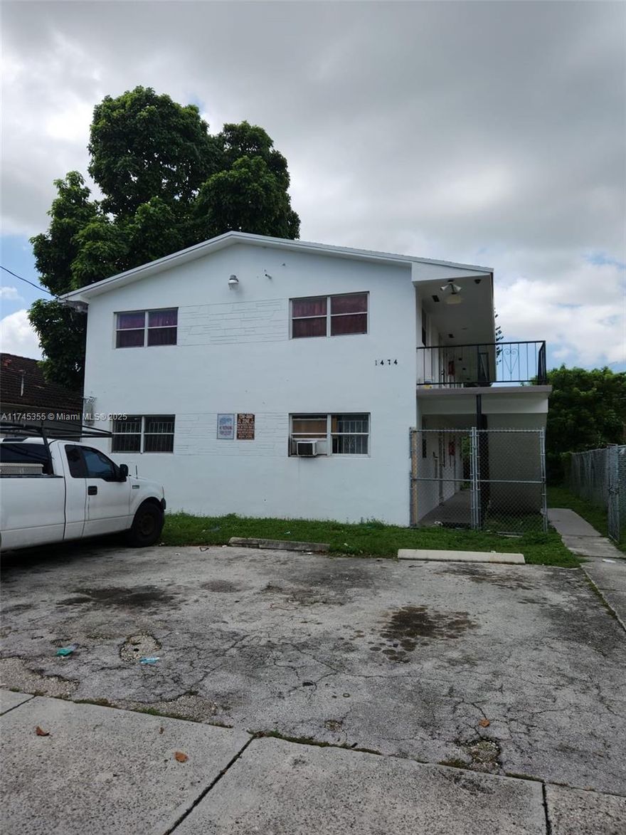 Fourplex for sale !!! 
2021 new roof.  
2019 100% new electric rewiring and panels.
Actually under 40 year recertification.