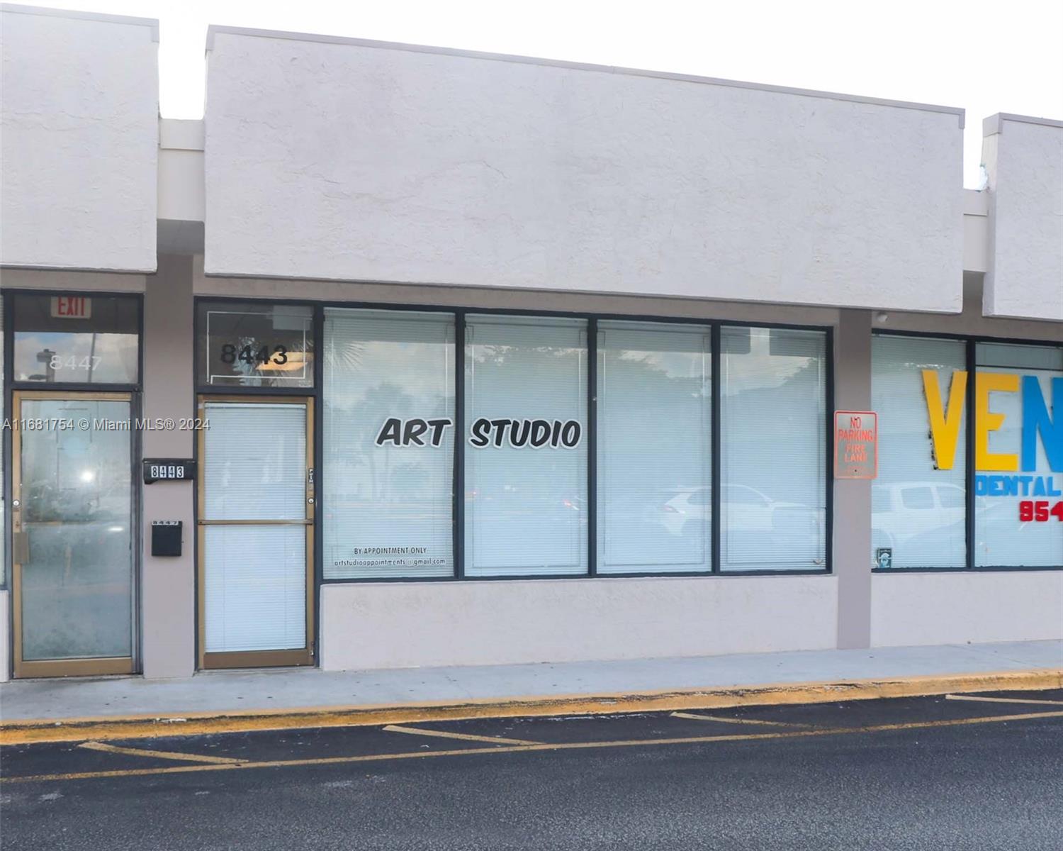 Great retail space that backs up to a new apartment complex. Co-tenants include resturant, hair care, art, and more.
