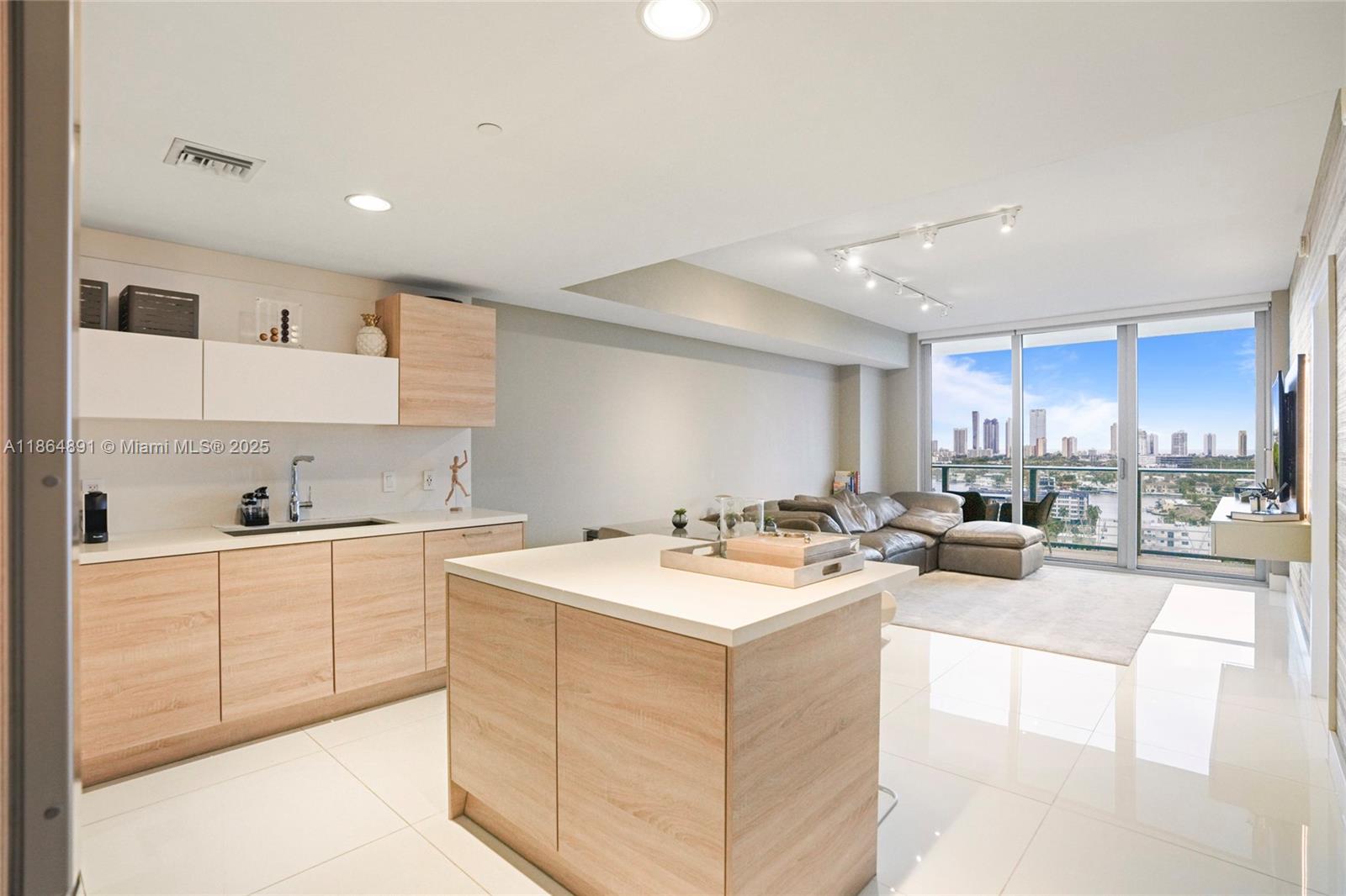 16385 Biscayne 1618+ 2 Parking