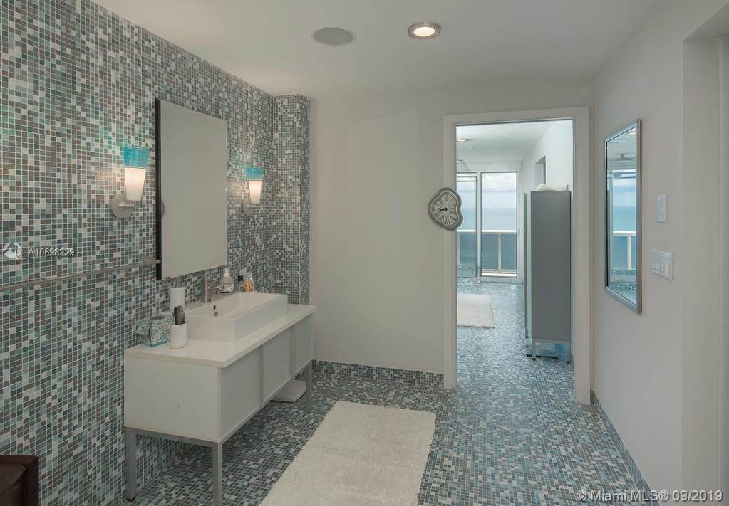 MAJESTIC TOWER - Residential