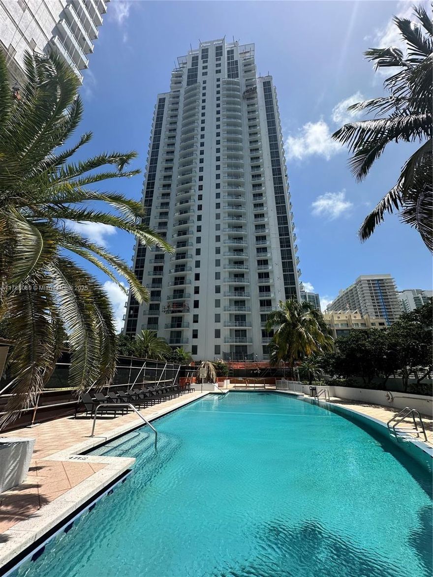 Spectacular corner unit in best located building on Brickell Avenue. 2 Beds 2 Baths, facing South East. Very nice view. Unit features floor to ceiling windows on master bedroom, stainless steel appliances, modern Italian Kitchen, granite countertops. Walk king distance to Mary Brickell Village, restaurants, bars, 10 minutes away from the airport and much more.