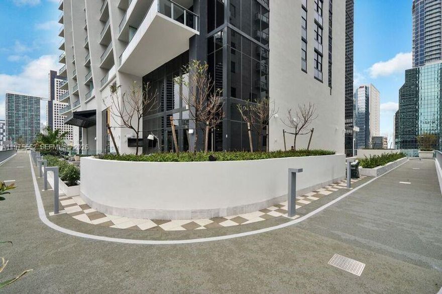 Great lay out with kitchen sharing with open space on living and dining room. Brand new apartment, ready to move and enjoy the comfort of been in the heart of Brickell
where everything is walking distance. The unit has 2 bedrooms plus Den & 3 bathroom. 1010 Brickell has the best amenities, family friendly with unique playground, outdoor
cinema, gym, squash court, basketball court, roof top and indoor pool, party room, game room with two bowling lines and more