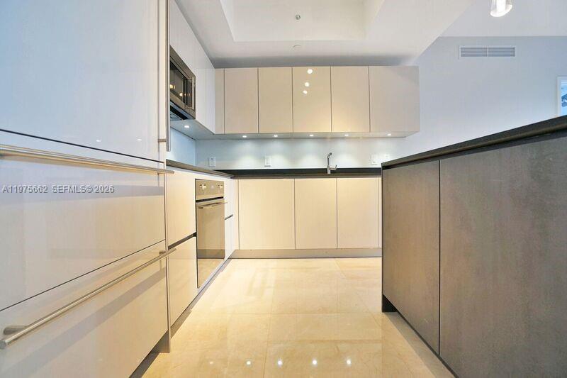 1010 BRICKELL CONDO - Residential Lease