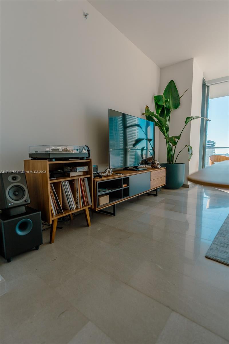 Reach Condo - Residential