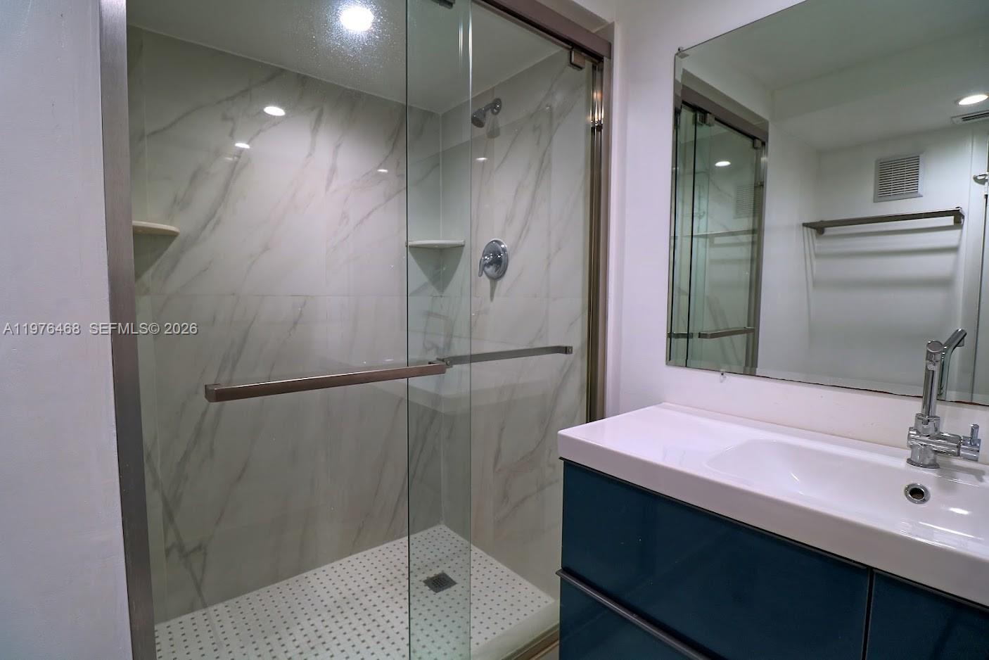 BUILDING 1A OF COUNTRY CL - Residential Lease