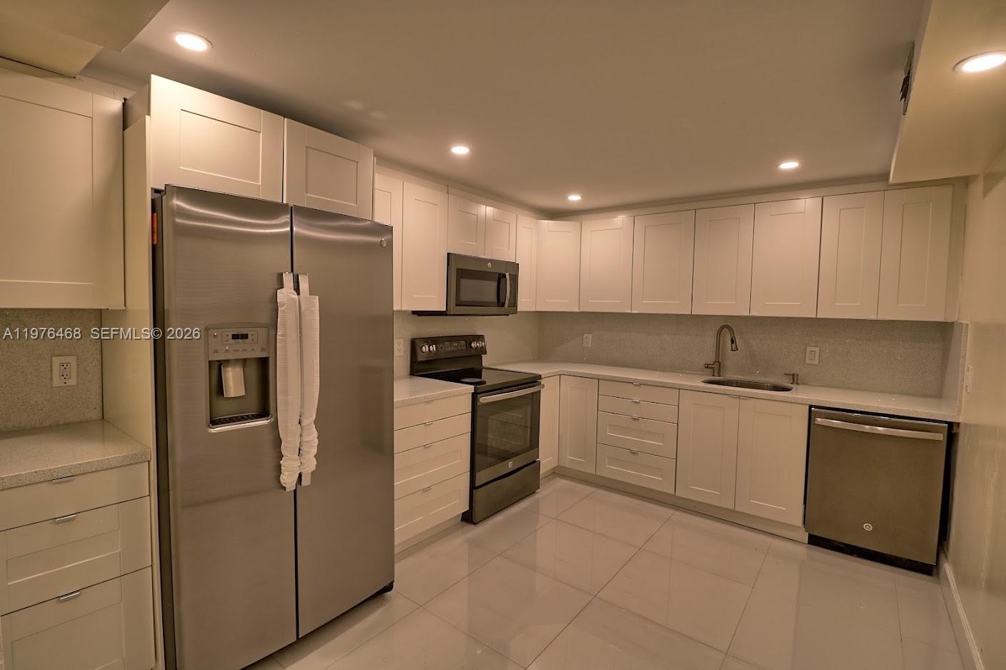 BUILDING 1A OF COUNTRY CL - Residential Lease