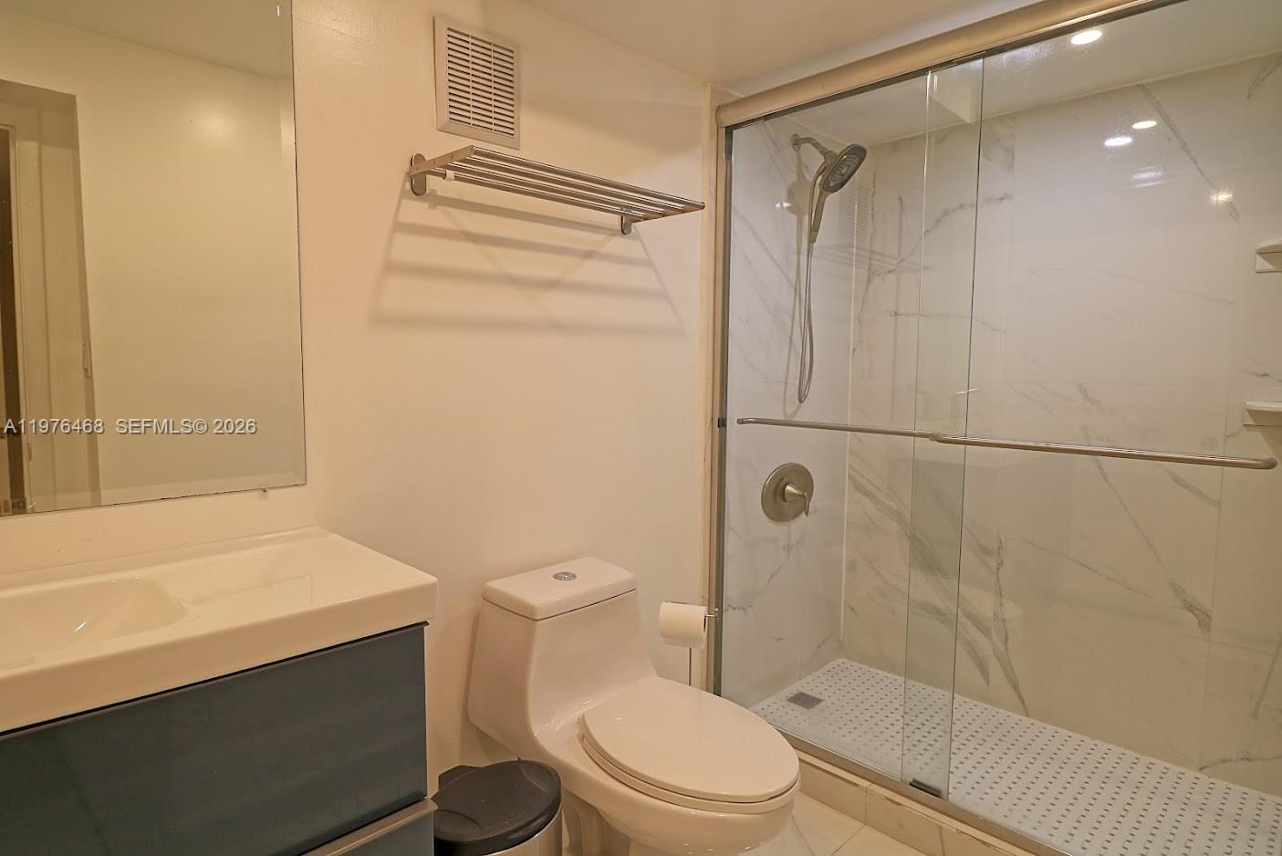 BUILDING 1A OF COUNTRY CL - Residential Lease