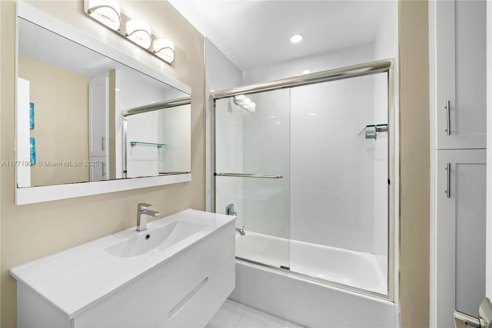 Coral Gables, Florida 33156, United States, 4 Bedrooms Bedrooms, ,3 BathroomsBathrooms,Residential,Active,96485