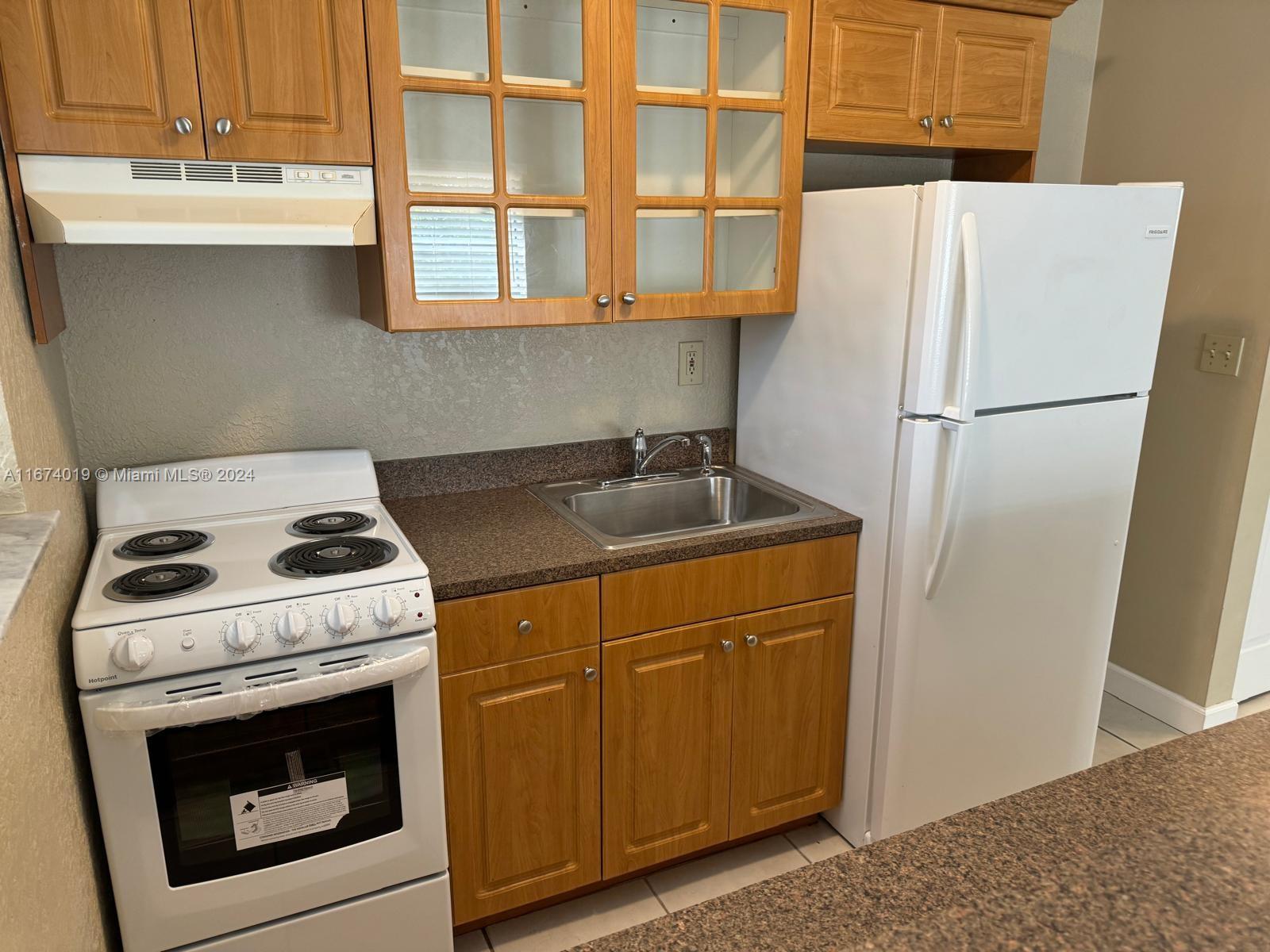PALMETTO BAY! 1 BEDROOM, 1 BATHROOM CONDO ON THE 2ND FLOOR, CORNER UNIT. SHOWS GREAT. ALL TILE, GATED COMMUNITY, EXCELLENT OPPORTUNITY.