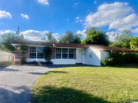 Photo of 6510 Garfield St, Hollywood, FL 33024 (MLS # A11918420)