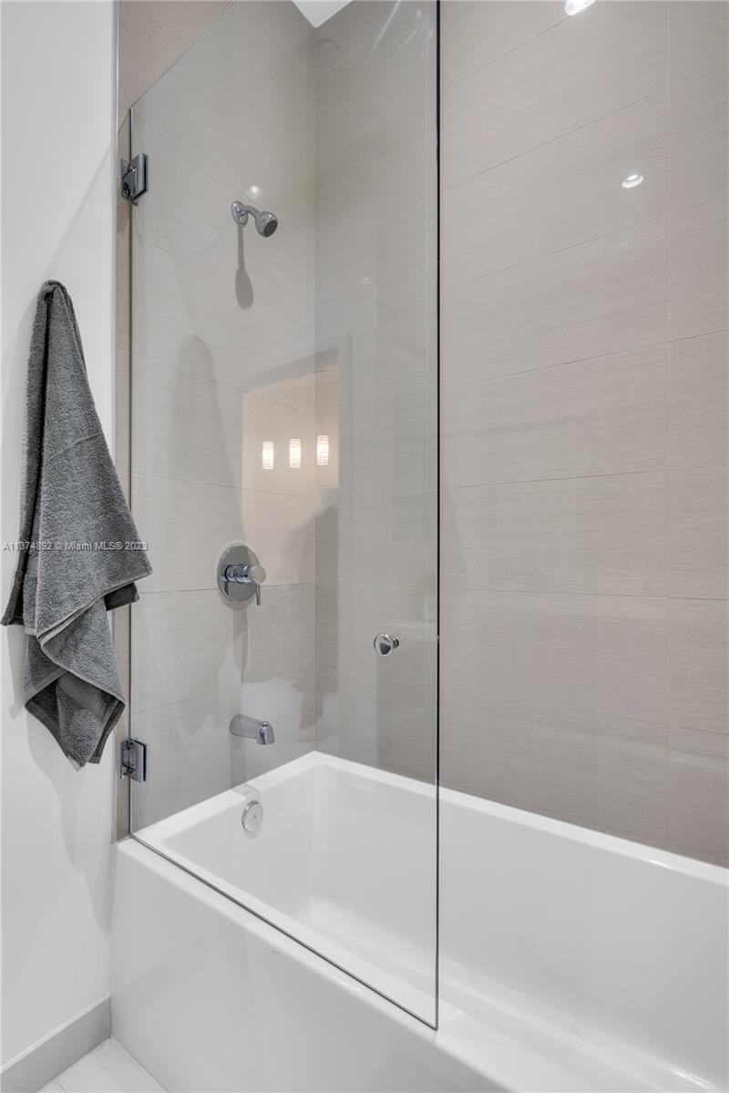 PARAMOUNT MIAMI WORLDCENT - Residential Lease
