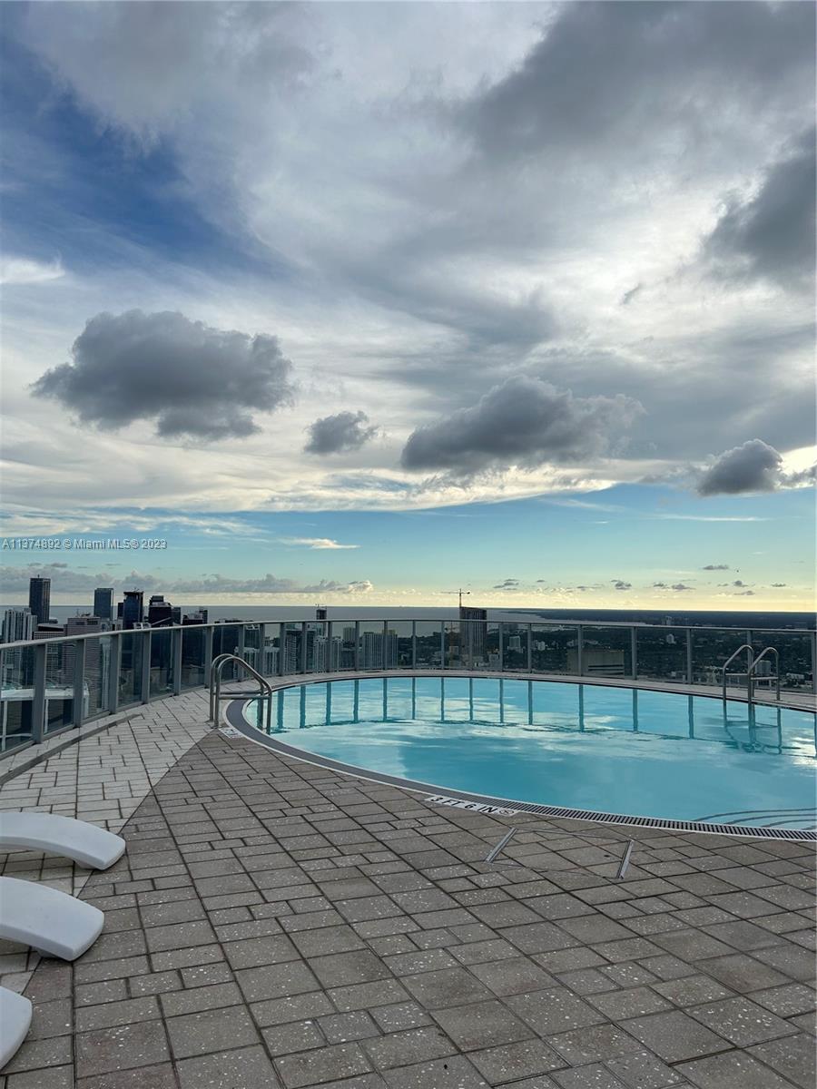 PARAMOUNT MIAMI WORLDCENT - Residential Lease