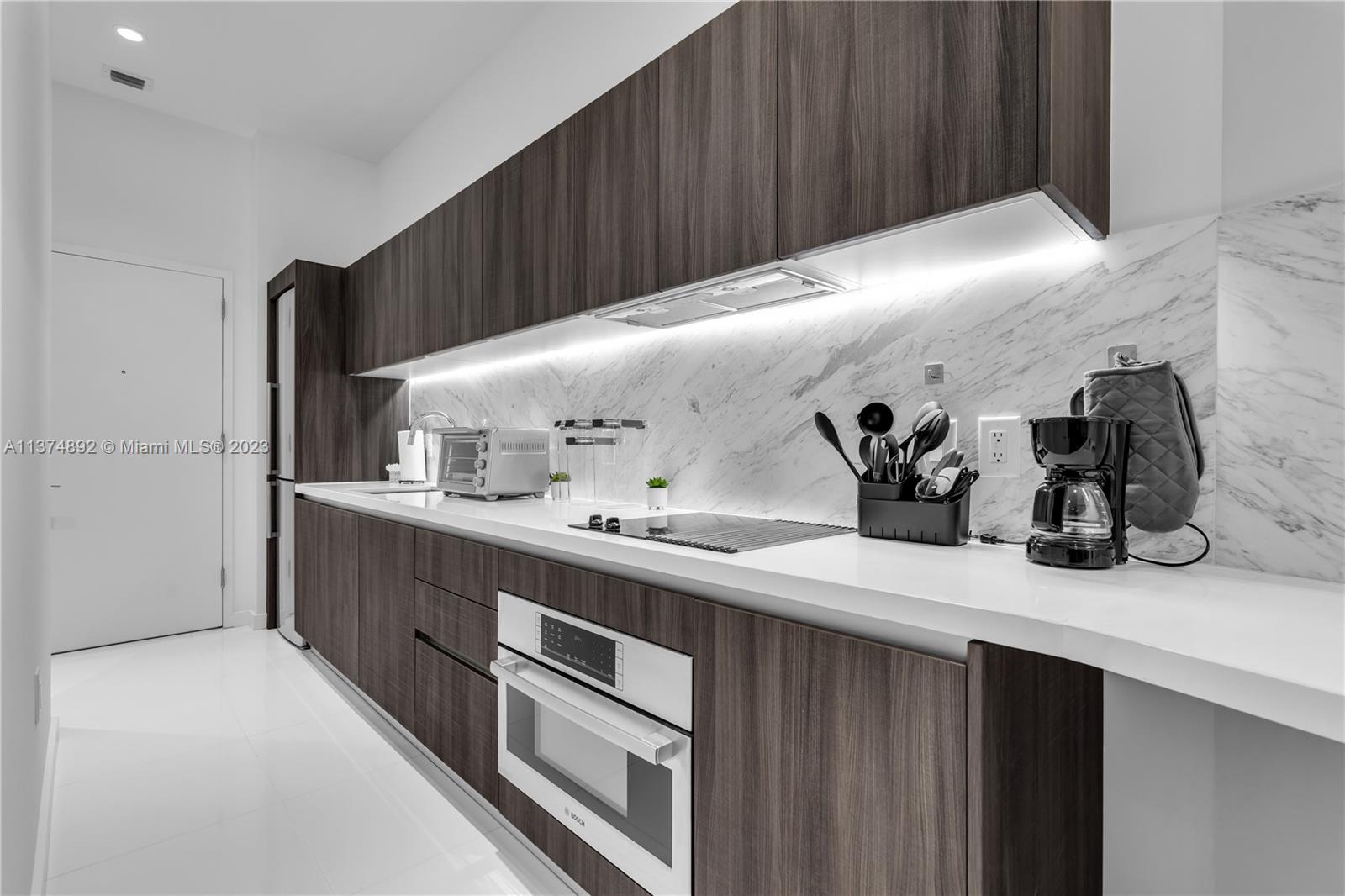 PARAMOUNT MIAMI WORLDCENT - Residential Lease
