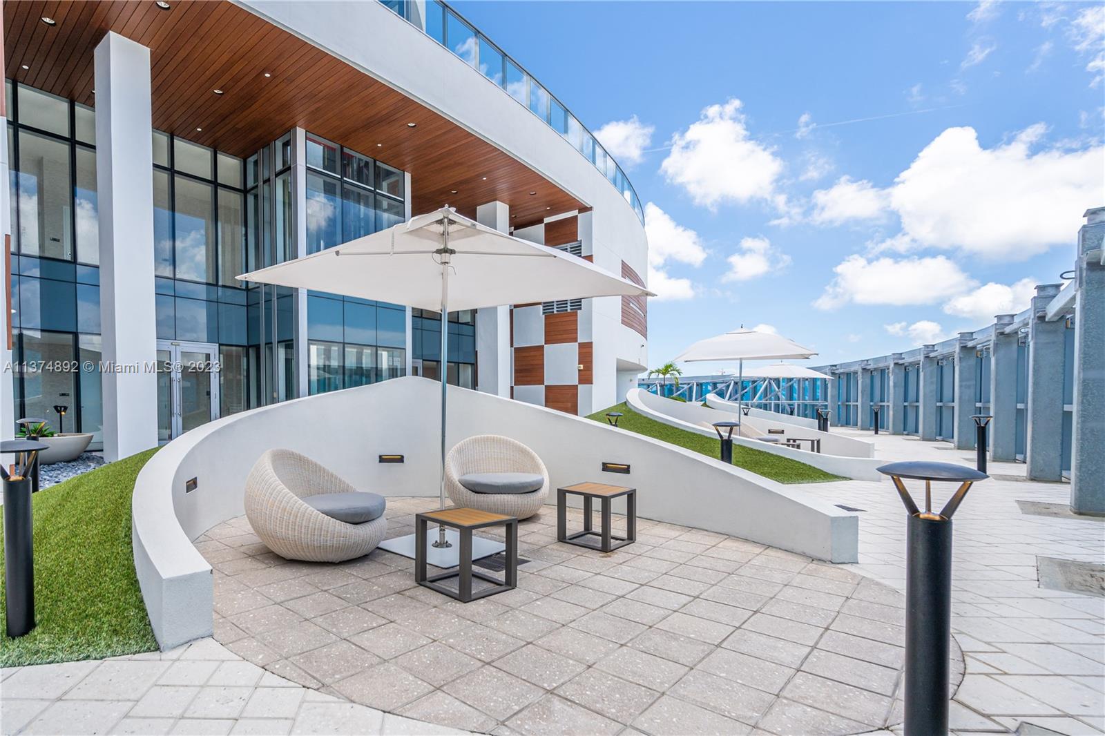 PARAMOUNT MIAMI WORLDCENT - Residential Lease