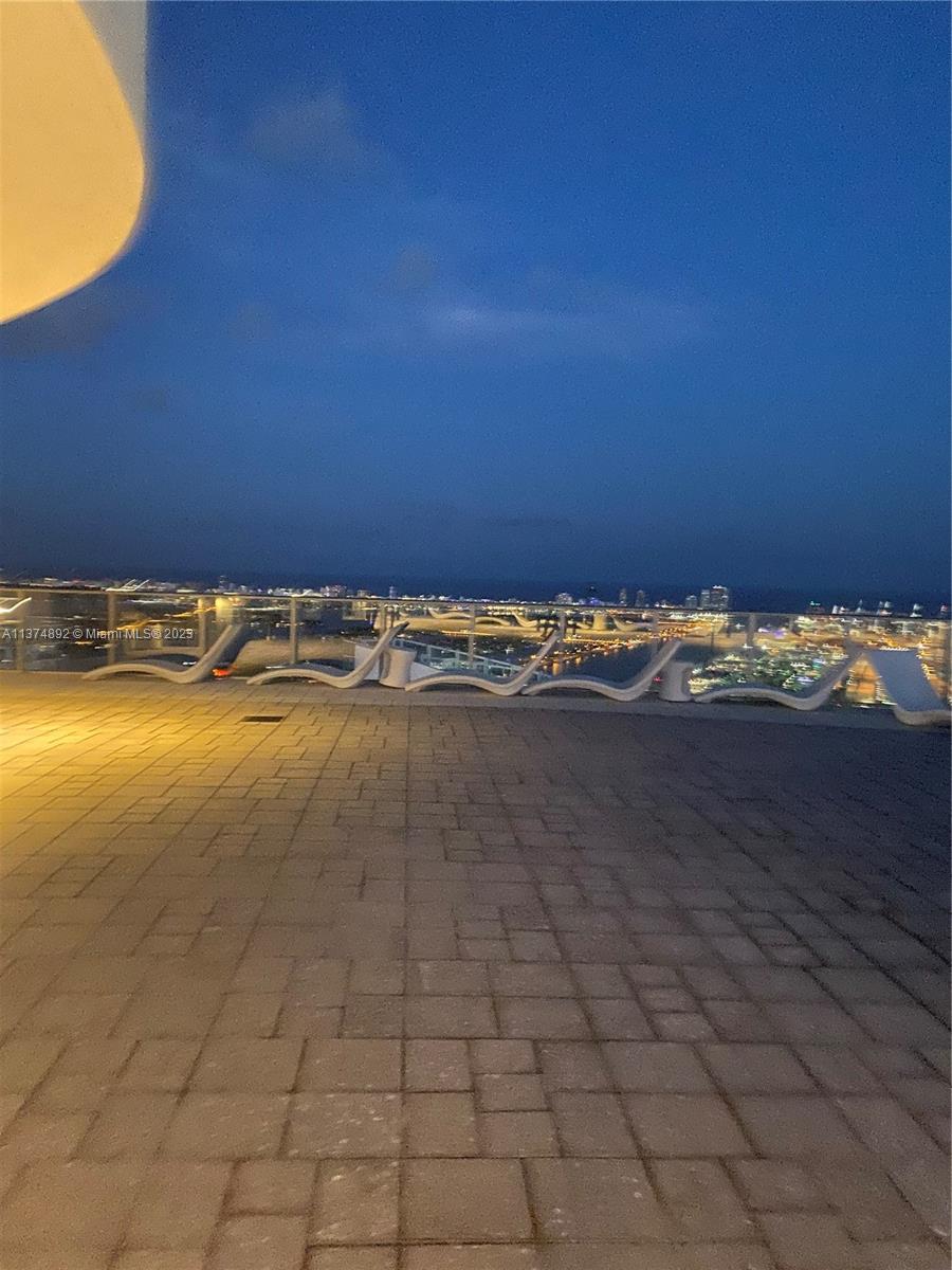 PARAMOUNT MIAMI WORLDCENT - Residential Lease